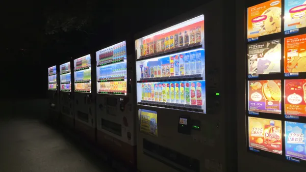 Ściana automatów z napojami i lodami