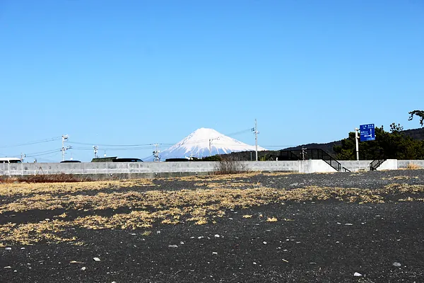 Widok na Górę Fuji z plaży w Shizuoce
