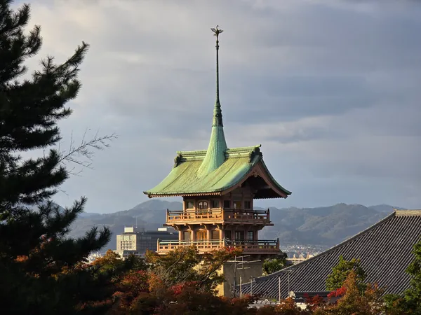 Wieża Gionkaku (祇園閣) na terenie świątyni Daiun-in w Kioto. Wyróżnia się charakterystycznym miedzianym dachem z figurą żurawia na szczycie.